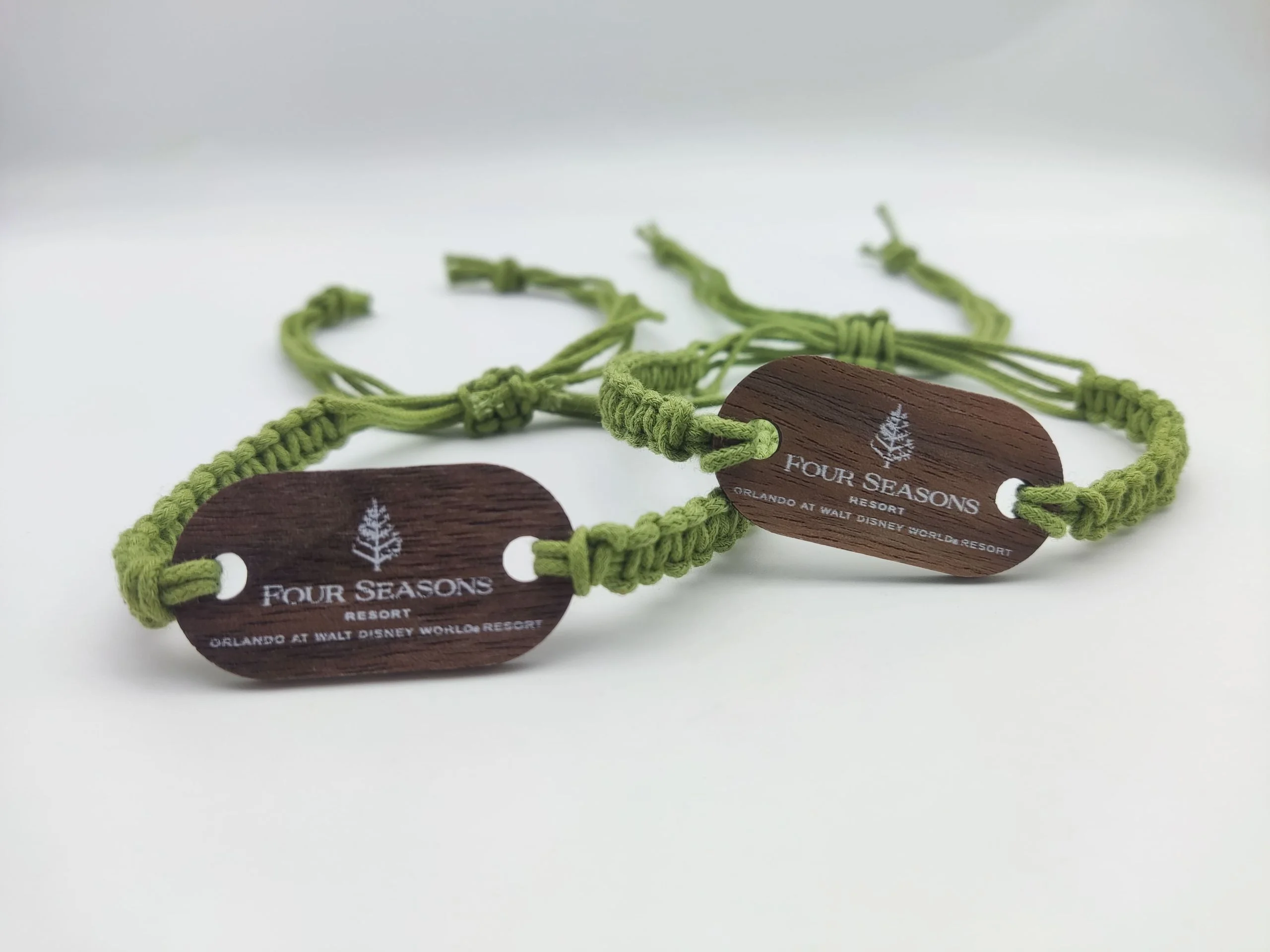 Nahaufnahme des nachhaltigen Holz-RFID-Armbands mit Four Seasons Branding
