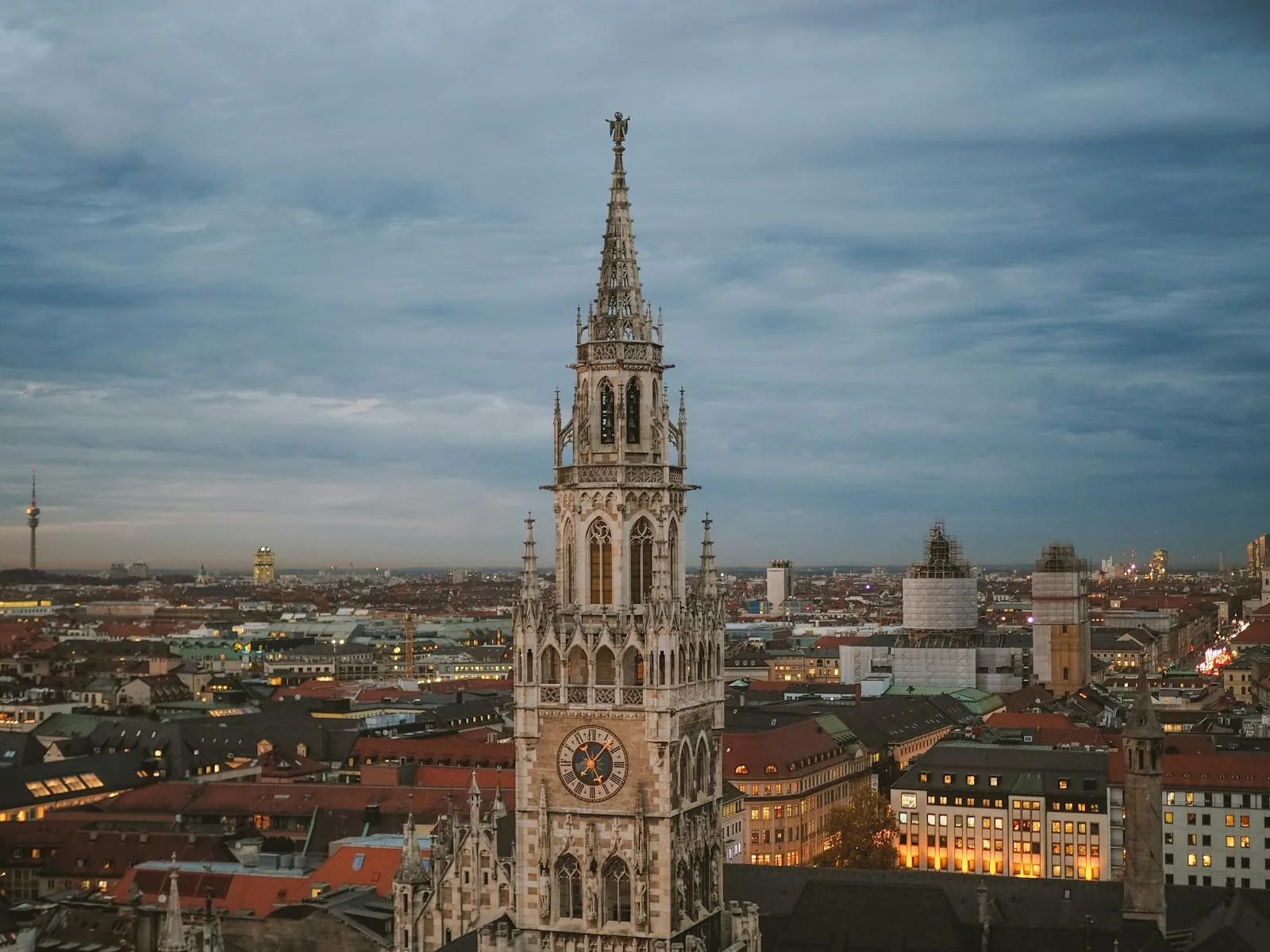 München Marienplatz verlicht 's nachts met het iconische Neue Rathaus als locatie van de Independent Hotel Show