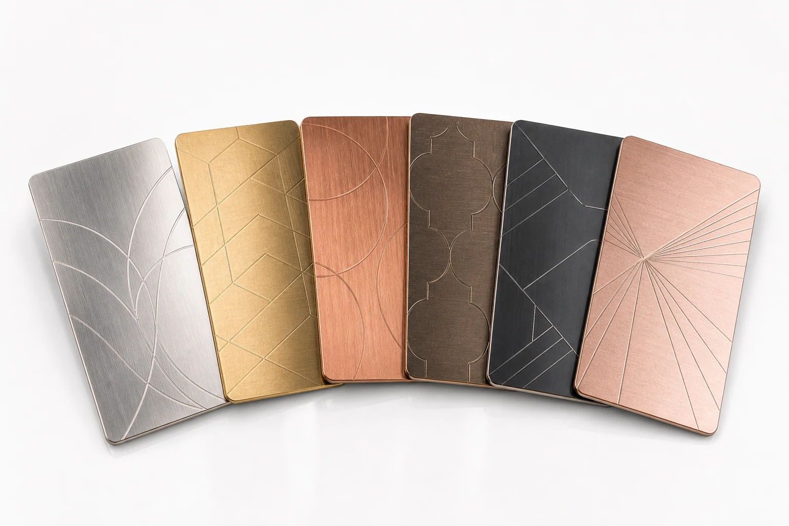 Tessere hotel realistiche in metallo spazzolato nei toni acciaio inox, ottone, rame, bronzo, nero e metallo rosa