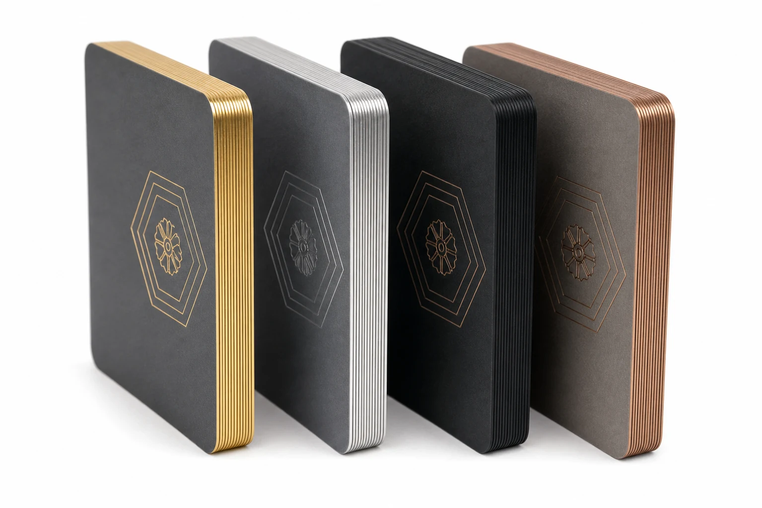 Pile di tessere hotel personalizzate con finiture dei bordi in oro, argento, nero e bronzo