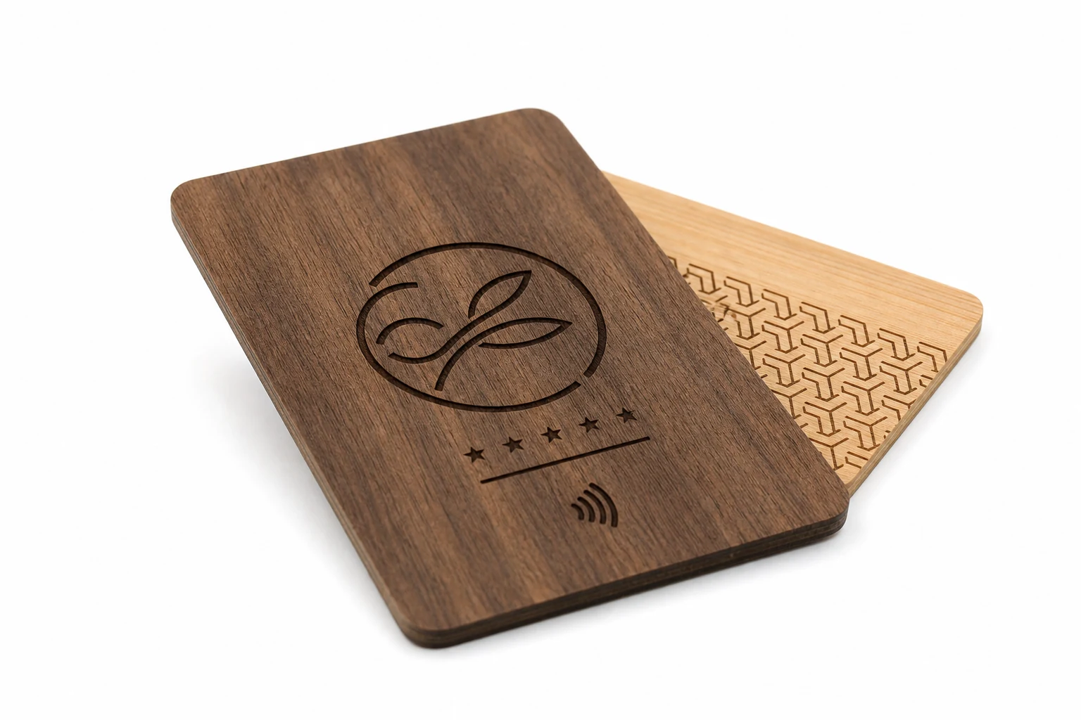 Tessere hotel in legno incise al laser con grana naturale visibile